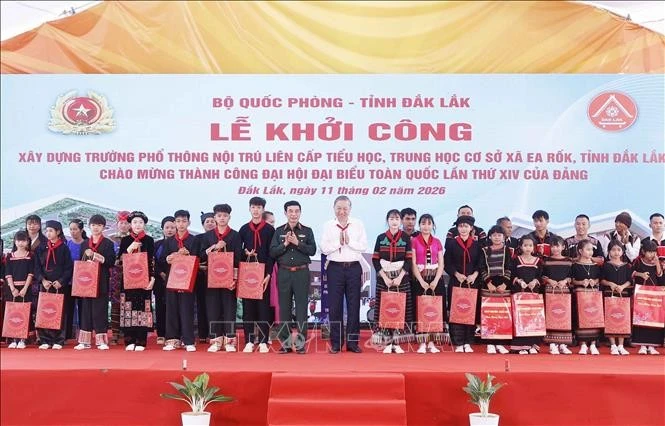 Tổng Bí thư Tô Lâm tặng quà cho MM886 slot game, bắn cá, lô đề, đá gà. Ảnh: Thống Nhất/TTXVN