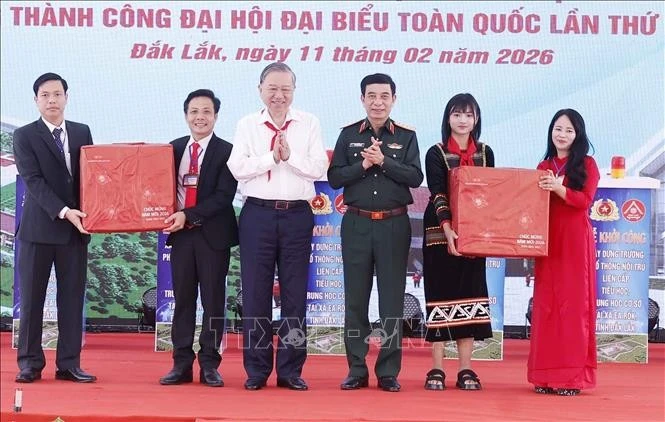 Tổng Bí thư Tô Lâm tặng quà cho xã Ea Rốk và MM88b nhà cái. Ảnh: Thống Nhất/TTXVN