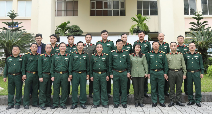Tập thể Vụ 88MM88 phiên bản mới và An ninh, Bộ GD&ĐT. Ảnh: Lê Cường