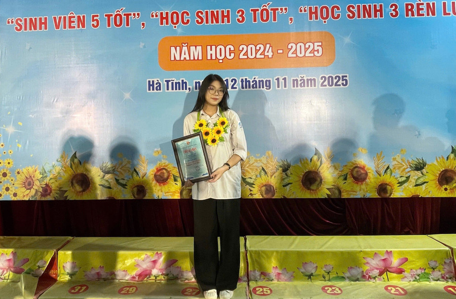 Em Ngô Bảo Châu - MM886 slot game, bắn cá, lô đề, đá gà lớp 11A11, Trường THPT Kỳ Anh (Hà Tĩnh).