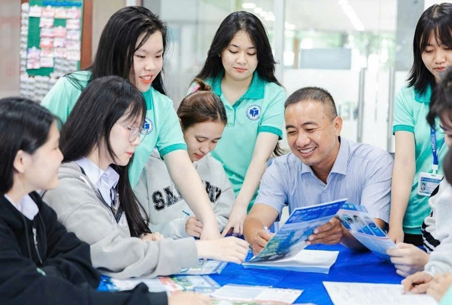 ThS Phạm Thái Sơn - Giám đốc Trung tâm Đăng Ký MM88.COM Ngay +88K và Truyền thông, Trường MM888 bảo mật tuyệt đối Công Thương TPHCM trao đổi cùng MM888 Việt Nam Tải App. Ảnh: NVCC