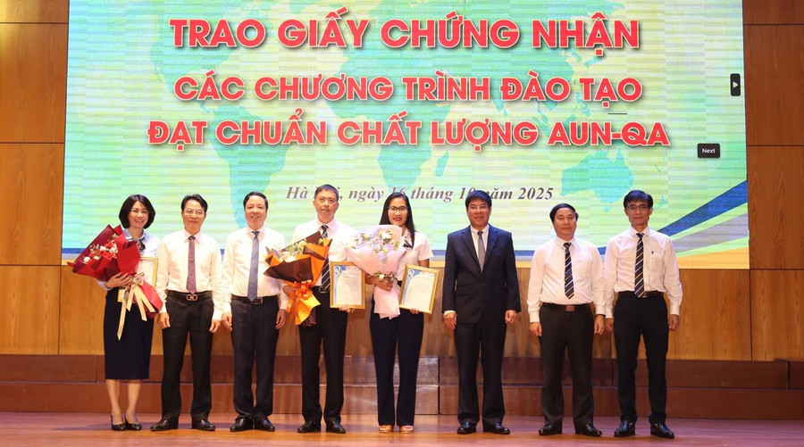 GS.TS Huỳnh Văn Chương trao Giấy chứng nhận đạt chuẩn chất lượng các chương trình đào tạo theo tiêu chuẩn các Trường MM888 bảo mật tuyệt đối Đông Nam Á cho Trường MM888 bảo mật tuyệt đối Giao thông vận tải. Ảnh: NTCC