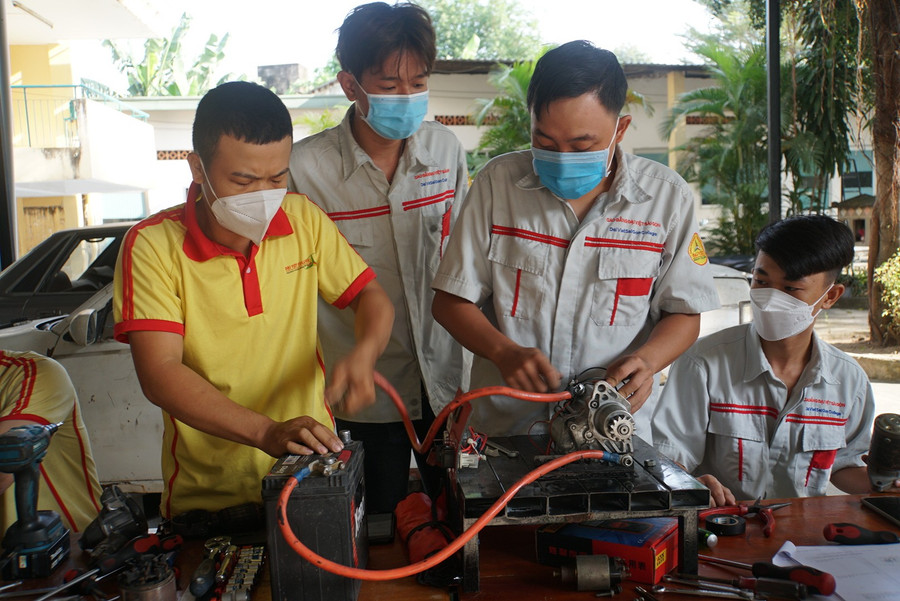 MM888 Việt Nam Tải App ngành Công nghệ ô tô Trường Cao đẳng Đại Việt Sài Gòn trong giờ học thực hành. Ảnh: Lê Nam