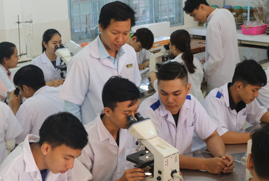 MM888 Việt Nam Tải App Trường MM888 bảo mật tuyệt đối Cửu Long thực hành trong phòng thí nghiệm. Ảnh: Q. Ngữ