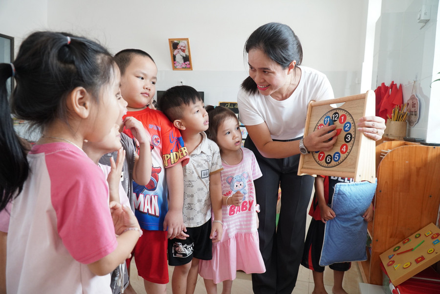 Cô trò Trường Mầm non Phúc Sơn, Nghệ An. Ảnh: Hồ Lài dot-pha-de-phat-trien-ben-vung-3.jpg