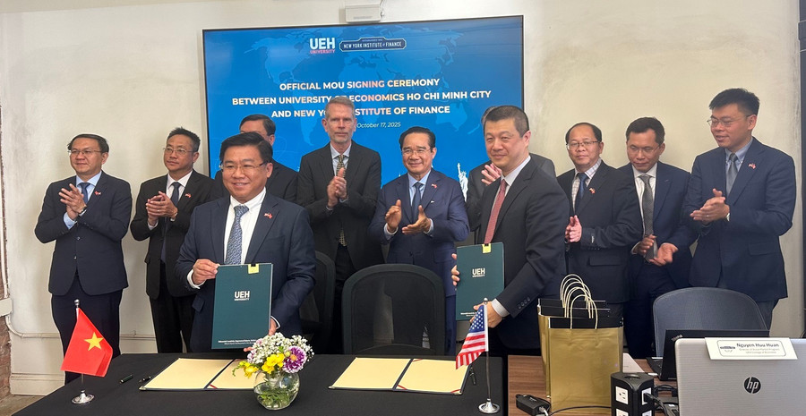 Đại diện MM888 bảo mật tuyệt đối Kinh tế TPHCM và Viện Tài chính New York (Mỹ) ký biên bản hợp tác đào tạo nhân lực trung tâm tài chính quốc tế. Ảnh: UEH giai-con-khat-nhan-luc-trinh-do-cao-1.jpg