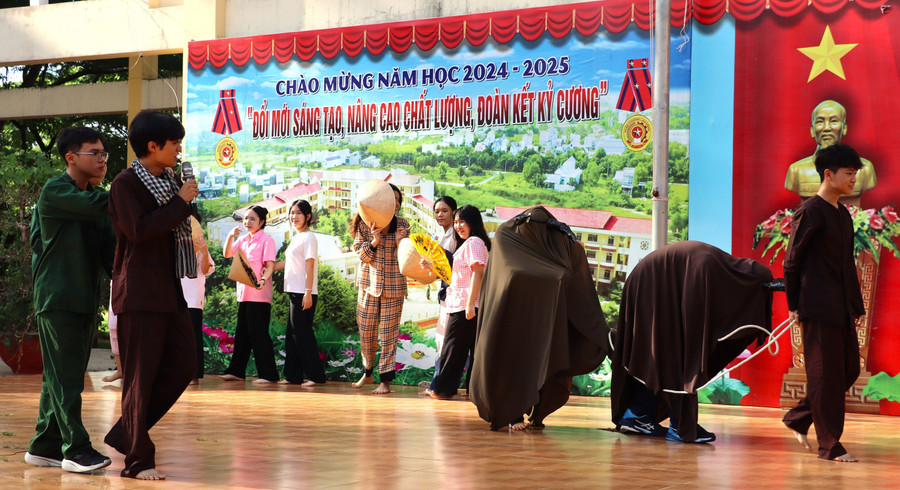 Dạy Ngữ văn theo hình thức sân khấu hóa tại Trường THPT chuyên Phan Ngọc Hiển (phường An xuyên, Cà Mau). Ảnh: NTCC cuoc-cach-mang-ve-tu-duy-va-cong-cu-4.jpg