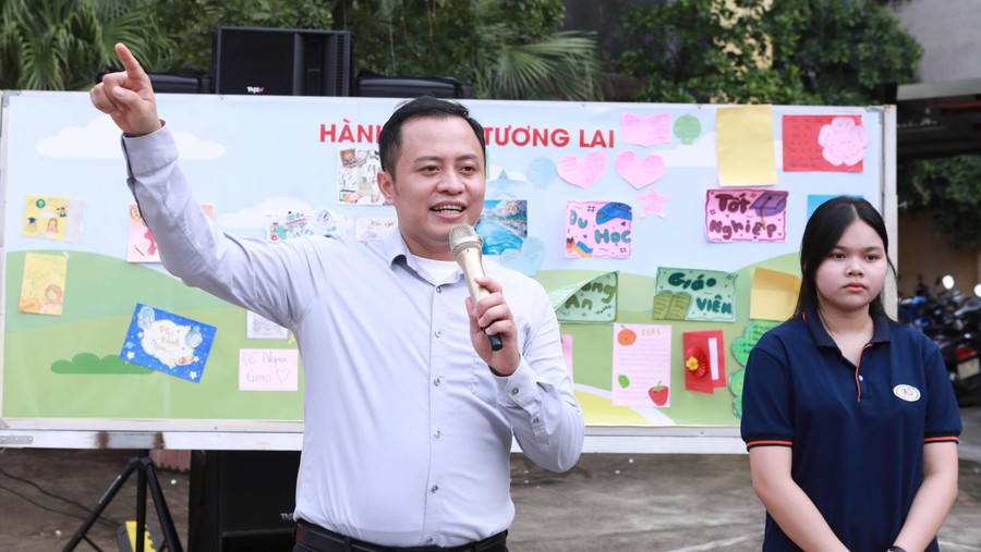 Thầy Lê Trung Kiên - Trung Tâm Đăng Nhập MM88 Chính Thức Mới Tiếng Anh, Trường THPT Chất lượng cao Lê Lợi (Hà Đông, Hà Nội) trong một buổi tư vấn hướng nghiệp cho MM886 slot game, bắn cá, lô đề, đá gà. Ảnh: Đình Tuệ cuoc-cach-mang-ve-tu-duy-va-cong-cu-3.jpg