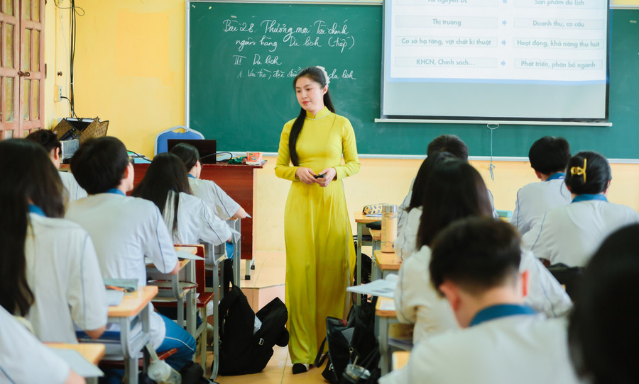 Cô, trò Trường THPT chuyên Nguyễn Trãi (Hải Phòng). Ảnh: NTCC