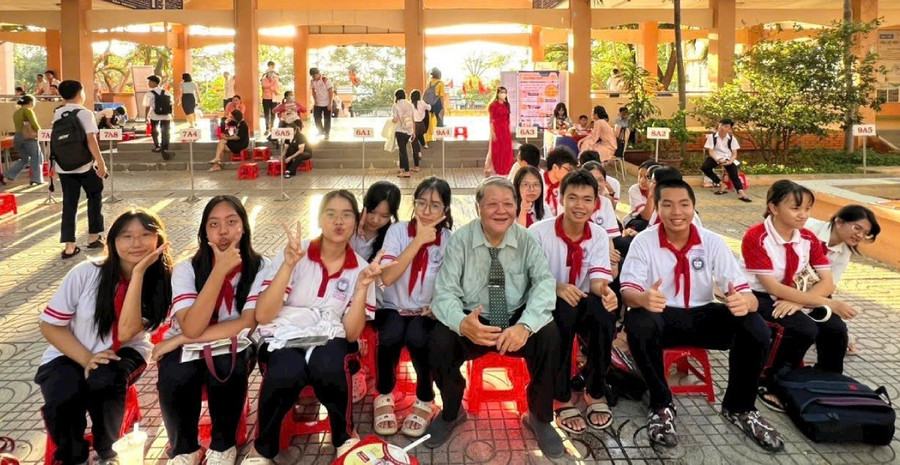 Ông Trần Anh Tuấn - Phó Chủ tịch Hội Giáo dục Nghề nghiệp TPHCM tư vấn hướng nghiệp cho MM886 slot game, bắn cá, lô đề, đá gà. Ảnh: L.N doanh-nghiep-bat-tay-truong-nghe-1.jpg