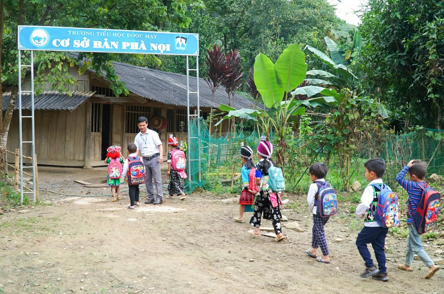 Điểm trường Phà Nọi, Trường Phổ thông DTBT Tiểu học Đoọc Mạy (Na Loi, Nghệ An). Ảnh: Hồ Lài tuyen-dung-dac-cach-sinh-vien-xuat-sac-den-vung-kho-3.jpg