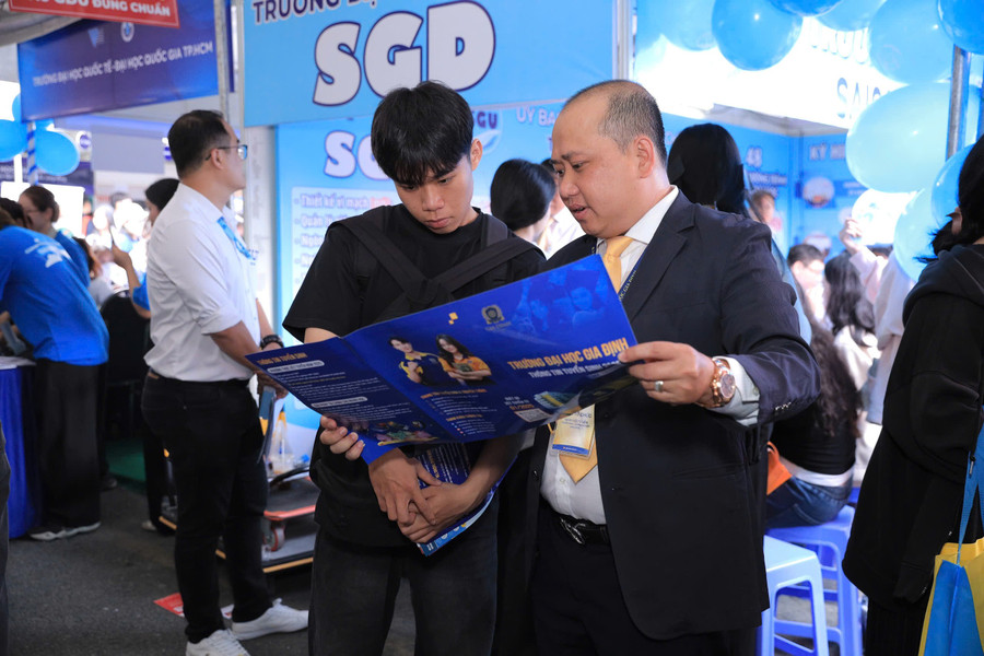 TS Mai Đức Toàn, Trường MM888 bảo mật tuyệt đối Gia Định tại một buổi tư vấn Đăng Ký MM88.COM Ngay +88K hướng nghiệp cho MM886 slot game, bắn cá, lô đề, đá gà. Ảnh: NVCC