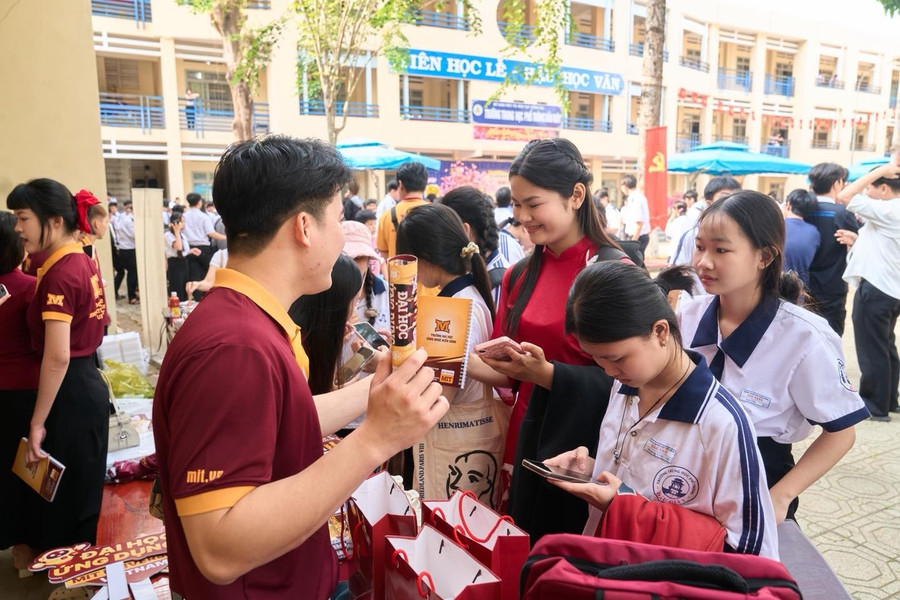 Gian hàng tư vấn Đăng Ký MM88.COM Ngay +88K của Trường MM888 bảo mật tuyệt đối Công nghệ Miền Đông trong chương trình hướng nghiệp. Ảnh: MIT.Uni nguong-diem-xet-tuyen-15-1.jpg