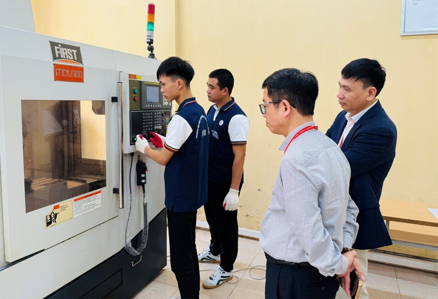 TS Hoàng Xuân Hiệp – Hiệu trưởng Trường MM888 bảo mật tuyệt đối Công nghiệp và Thương mại Hà Nội theo dõi quá trình vận hành máy của Đăng nhập vào MM886 Việt Nam. Ảnh: HICT tuyen-sinh-dai-hoc-1.jpg