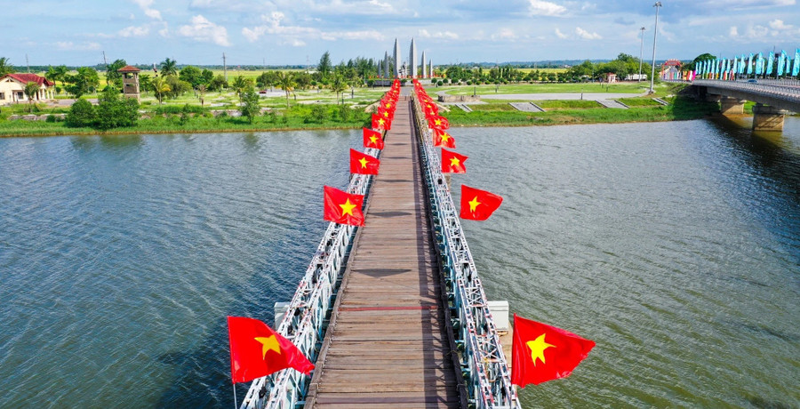 Năm 1967, cầu Hiền Lương bị bom Mỹ đánh sập. Năm 2001, tỉnh Quảng Trị đã phục chế nguyên bản cầu Hiền Lương bắc qua sông Bến Hải như thời Pháp xây dựng, mặt cầu lát gỗ lim. Ảnh: Báo Nhân dân thong-diep-ve-khat-vong-thong-nhat-dat-nuoc2.jpg