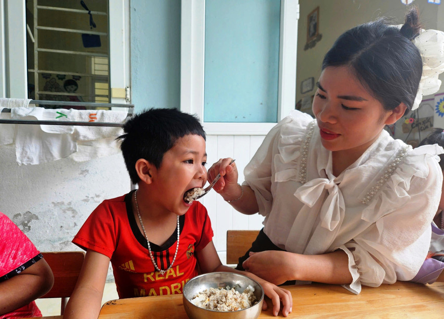Cô giáo chăm sóc trẻ ở Trường Mầm non Tam Thanh (Quan Sơn). truong-vung-kho-don-doi-chinh-sach-moi-2.jpg