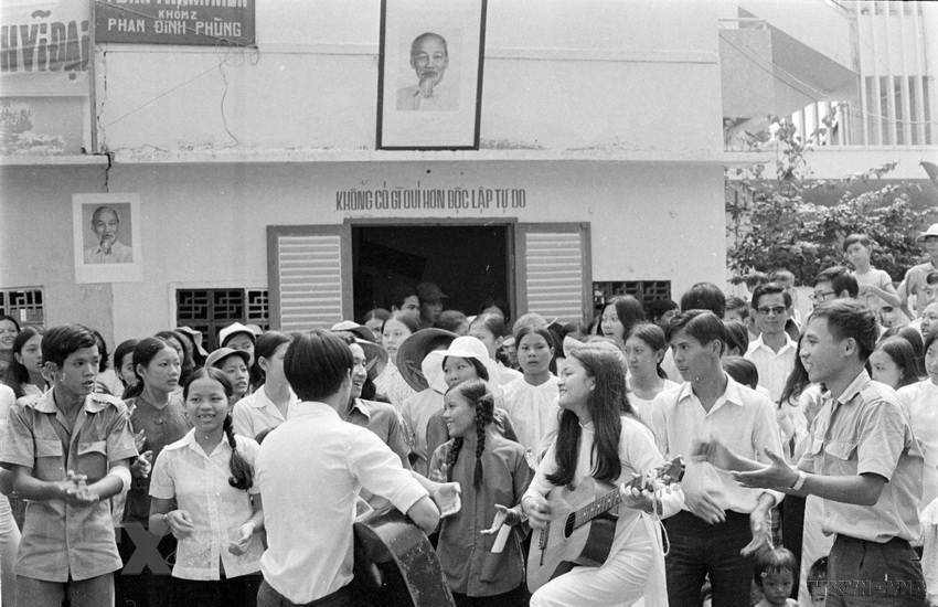 Thanh niên Quận 3, TP Sài Gòn mít-tinh kỷ niệm 85 năm Ngày sinh Chủ tịch Hồ Chí Minh (19/5/1975). Ảnh: Văn Bảo/TTXVN bo-giao-duc-thu-nho-cua-mien-nam-ngay-ay-3.jpg