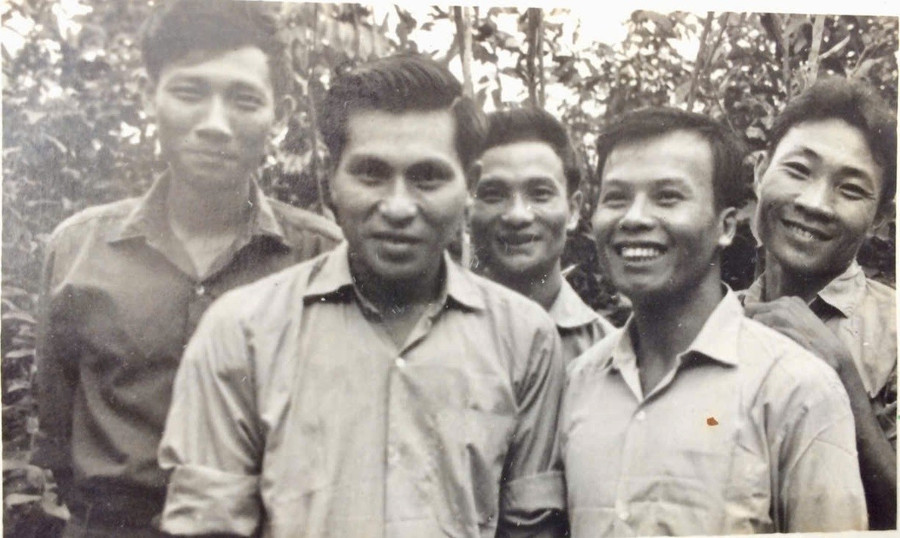 NGƯT.PGS Lê Văn Lý (hàng đầu bên trái), cùng các thành viên Tiểu ban Giáo dục nhận nhiệm vụ vào tiếp quản ngành Giáo dục Sài Gòn. Ảnh tư liệu bo-giao-duc-thu-nho-cua-mien-nam-ngay-ay-2.jpg