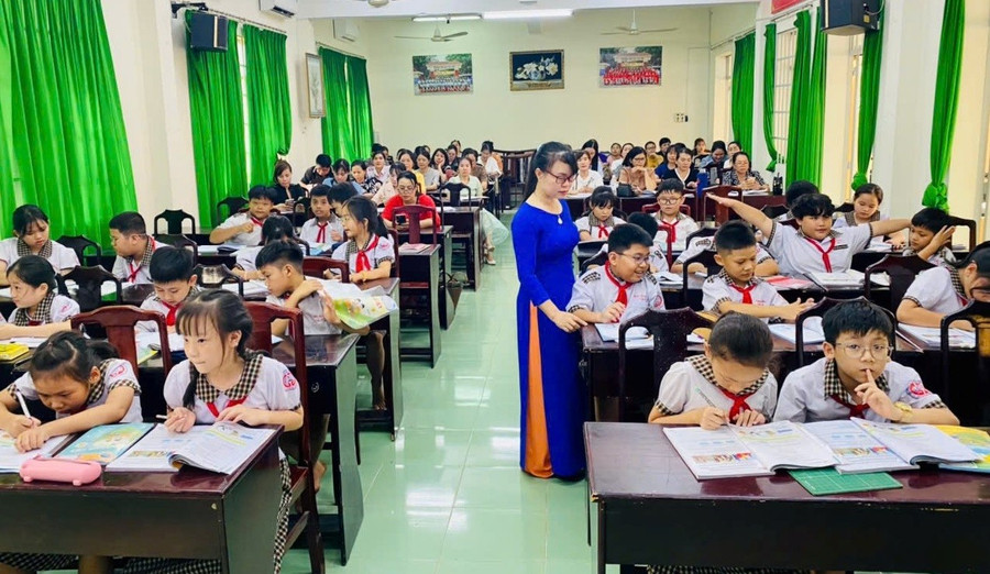 Cô Bùi Thị Cành trong một giờ dạy. Ảnh: NVCC nang-chat-giao-vien-2.jpg