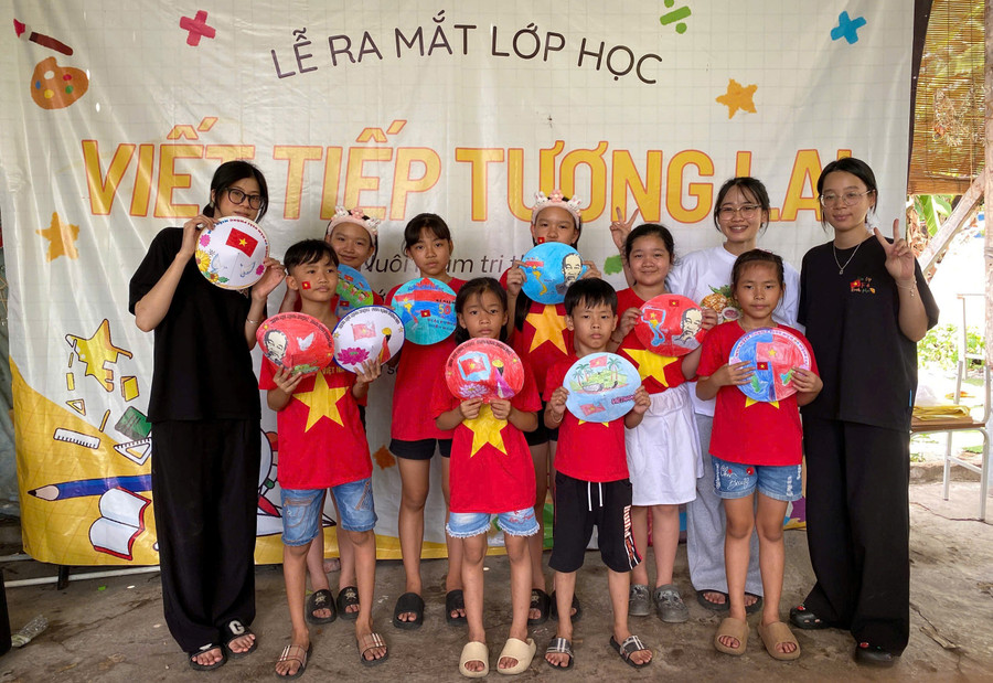 lop-hoc-viet-tiep-tuong-lai-cho-tre-ngheo-2.jpg