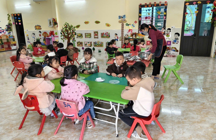 Giờ ăn trưa của trẻ tại Trường Mầm non Thái Phương. Ảnh: Đình Tuệ bua-an-hoc-duong-khoa-hoc-an-toan-2.jpg