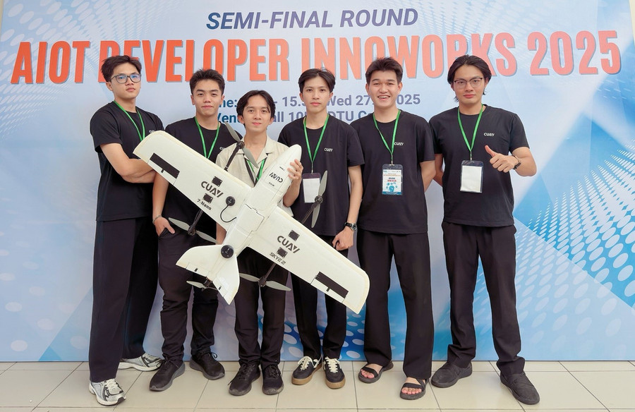 Các thành viên nhóm giới thiệu sản phẩm tại cuộc thi Phát triển Ứng dụng AIoT Developer InnoWorks 2025. Ảnh: Hà An