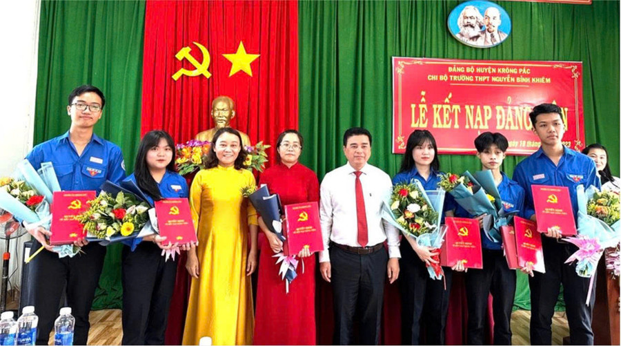 Lễ kết nạp đảng viên tại Trường THPT Nguyễn Bỉnh Khiêm (Đắk Lắk) năm 2023. Ảnh: Thành Tâm