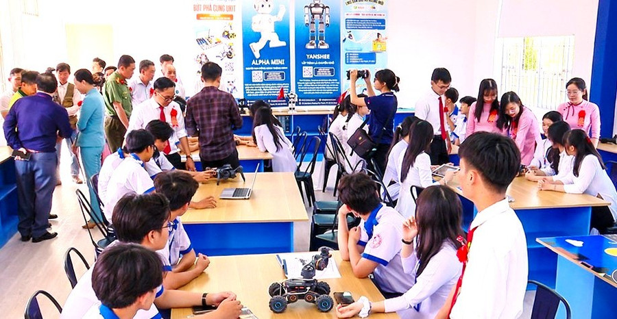 Trường THPT Võ Văn Kiệt (Cà Mau) được Thiên đường trò chơi đổi thưởng MM886 trang thiết bị hiện đại đủ khả năng giảng dạy AI. Ảnh: Quách Mến chia-khoa-chuyen-doi-so-doi-moi-day-hoc-3.jpg
