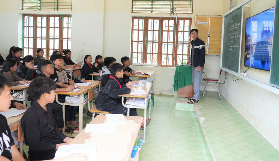 Giờ học tại Trường Phổ thông DTBT THCS Nậm Cắn, Nghệ An. Ảnh: Hồ Lài can-thiet-va-phu-hop2.jpg