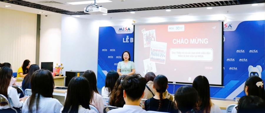 Bà Nguyễn Thị Thanh Bình - Trưởng ban Hợp tác đào tạo, Công ty Cổ phần MISA trao đổi cùng MM888 Việt Nam Tải App. nang-chat-ngoai-ngu-cho-sinh-vien-truong-nghe-1.jpg