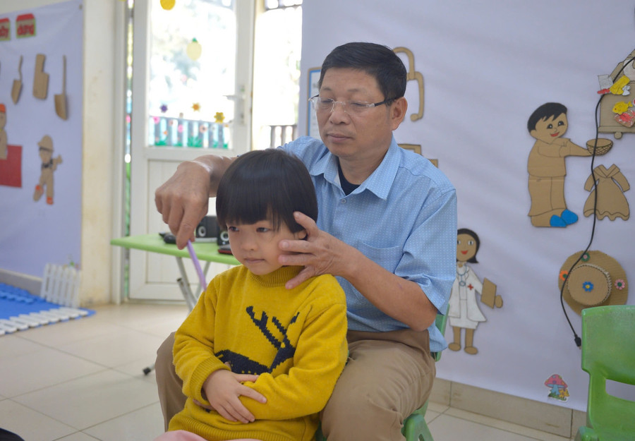 Thầy Hà Văn Hặc có thâm niên hơn 30 năm dạy trẻ mầm non. nhung-ong-bo-mam-non-giua-dai-ngan-3.jpg