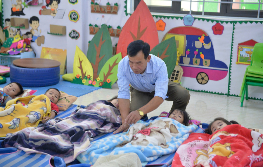 Thầy Vi Văn Dương chăm sóc giấc ngủ cho đàn con thơ. nhung-ong-bo-mam-non-giua-dai-ngan-1.jpg