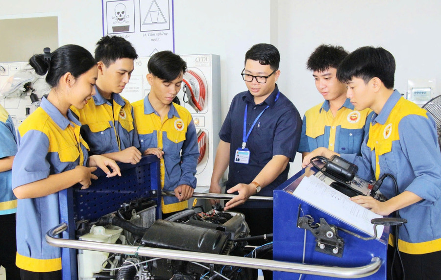 MM888 Việt Nam Tải App Trường Cao đẳng Kiên Giang (An Giang) trong giờ thực hành.