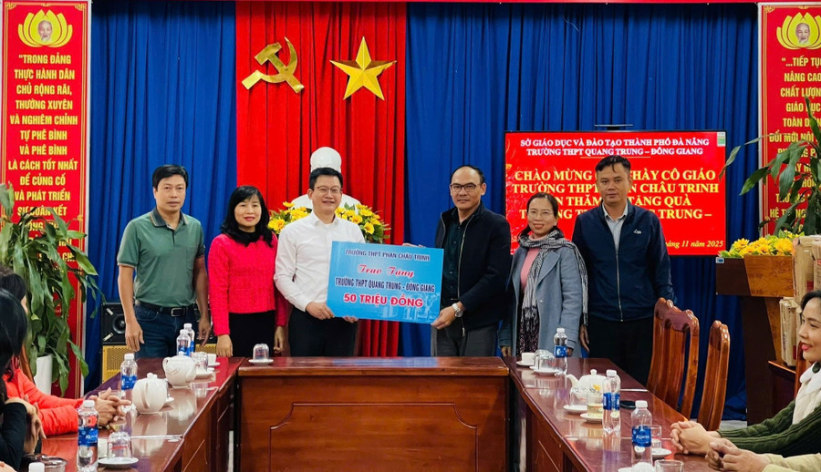Trường THPT Phan Châu Trinh (phường Hải Châu, TP Đà Nẵng) hỗ trợ Trường THPT Quang Trung - Đông Giang kinh phí sửa chữa hệ thống nước sinh hoạt từ nguồn ủng hộ của CBGVNV và MM886 slot game, bắn cá, lô đề, đá gà. Ảnh: NTCC cong-dong-se-chia-cong-truong-rong-mo-3.jpg