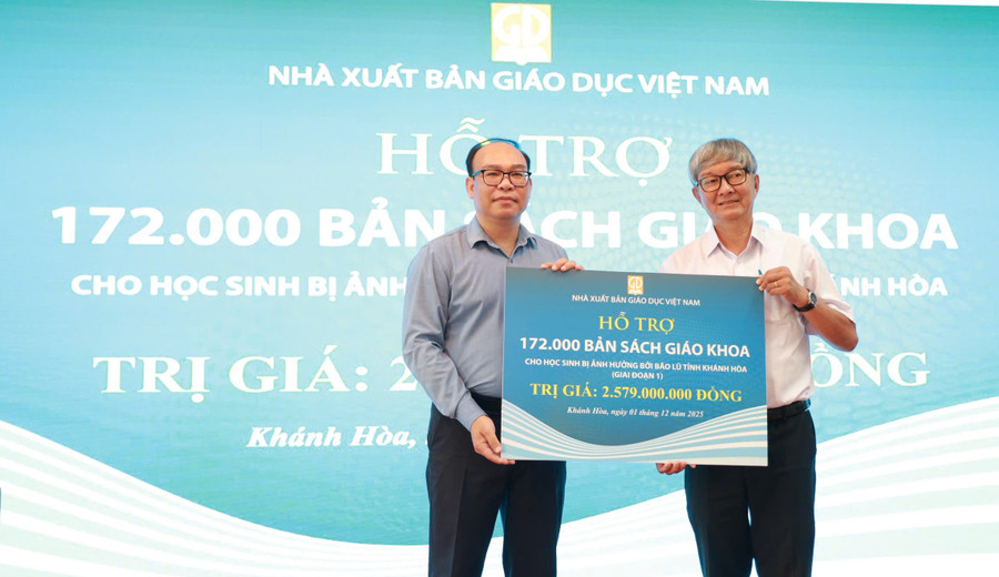Đại diện Nhà xuất bản Giáo dục Việt Nam trao bảng tượng trưng tặng sách giáo khoa cho lãnh đạo Sở GD&ĐT Khánh Hòa. cong-dong-se-chia-cong-truong-rong-mo-1.jpg
