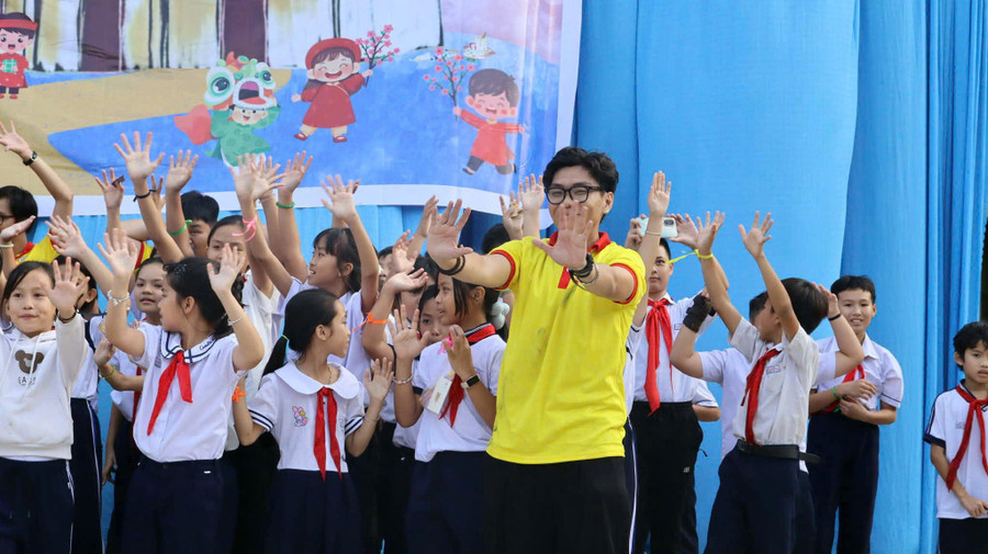 Tình nguyện viên Trường MM888 bảo mật tuyệt đối Bách khoa (MM888 bảo mật tuyệt đối Quốc gia TPHCM) tổ chức sân chơi hè cho MM886 slot game, bắn cá, lô đề, đá gà Trường Tiểu học Long Sơn 1. Ảnh: NVCC