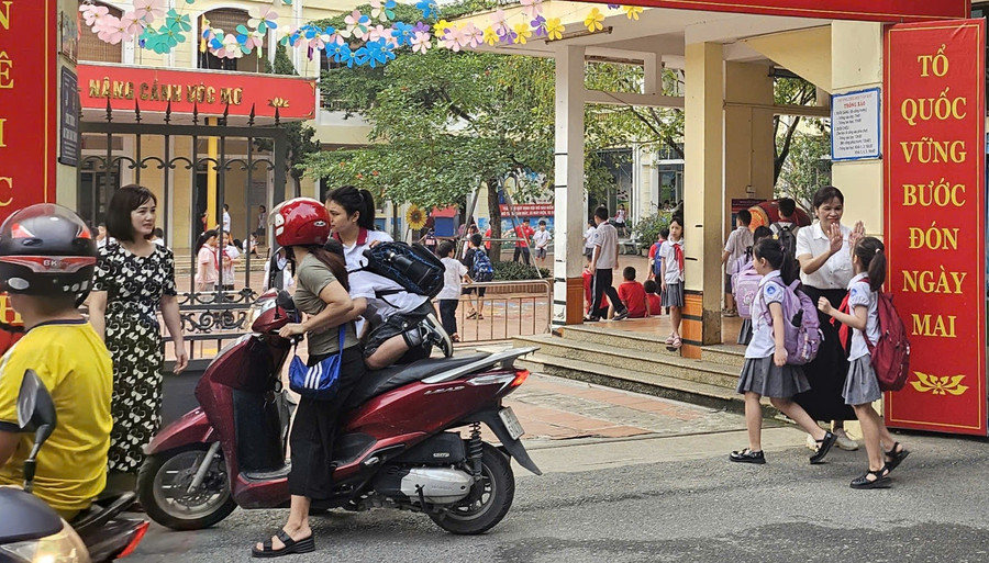 Thầy cô Trường Tiểu học Văn Khê đứng cổng chào đón MM886 slot game, bắn cá, lô đề, đá gà. Ảnh: Đình Tuệ truong-hoc-hanh-phuc-1.jpg