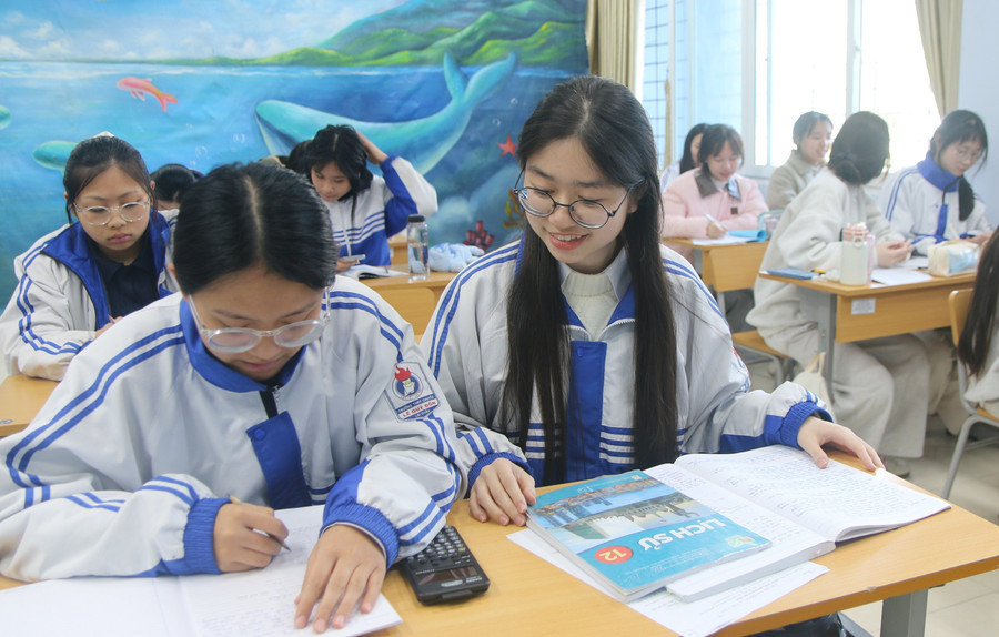 Em Vũ Ngọc Hà (bên phải), lớp 12 chuyên Văn đạt giải Nhì môn Lịch sử. trai-ngot-tu-tinh-yeu-lich-su-3.jpg