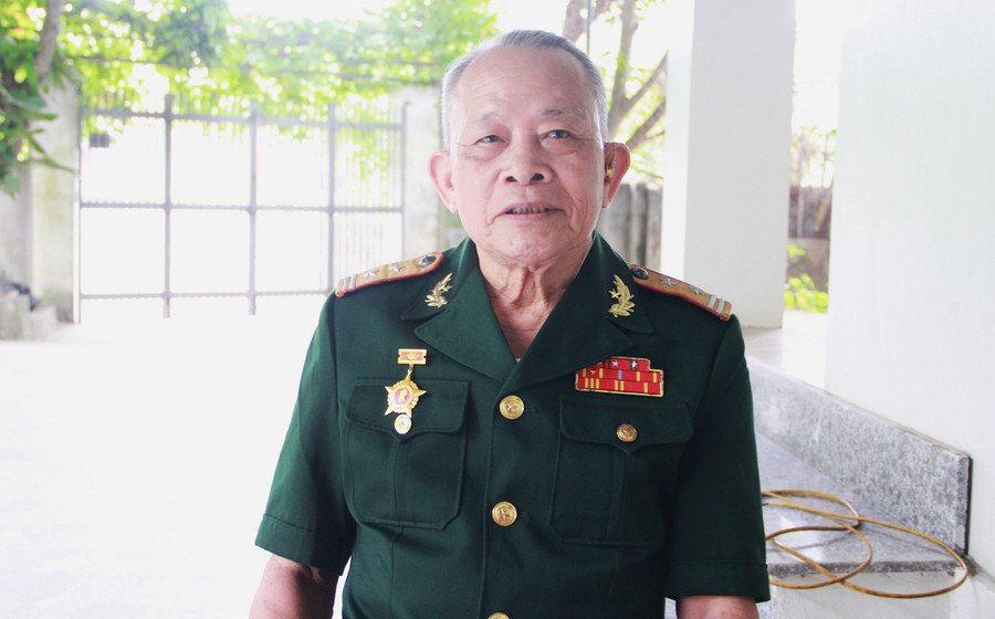 Cựu binh Bùi Hoan kể về quá trình tham gia chiến đấu bảo vệ Tổ quốc. Ảnh: T.H ky-uc-ngay-giai-phong-2.jpg