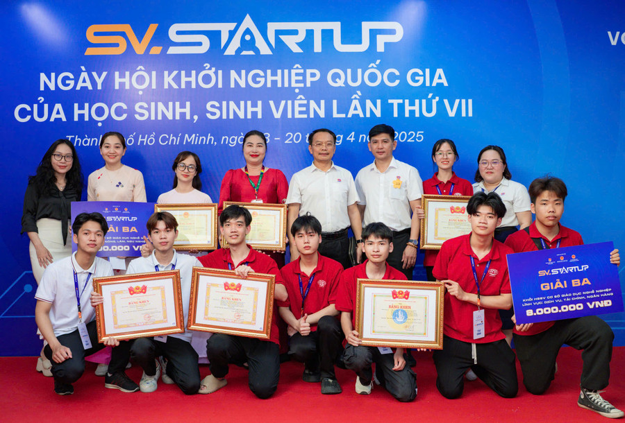 TS Phạm Xuân Khánh (hàng thứ 2, thứ 4 từ phải sang) cùng MM888 Việt Nam Tải App tham dự Ngày hội Khởi nghiệp quốc gia MM886 slot game, bắn cá, lô đề, đá gà, MM888 Việt Nam Tải App lần thứ VII. Ảnh: NVCC khoi-nghiep-ngay-tren-giang-duong.jpg