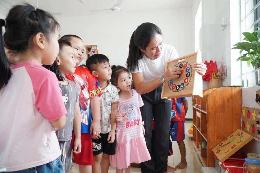 Cô giáo Trường Mầm non Phúc Sơn (Anh Sơn, Nghệ An) hướng dẫn trẻ nhận biết con số, chữ cái. Ảnh: Hồ Lài thuc-hanh-su-pham-trong-tuyen-dung-giao-vien-1.jpg