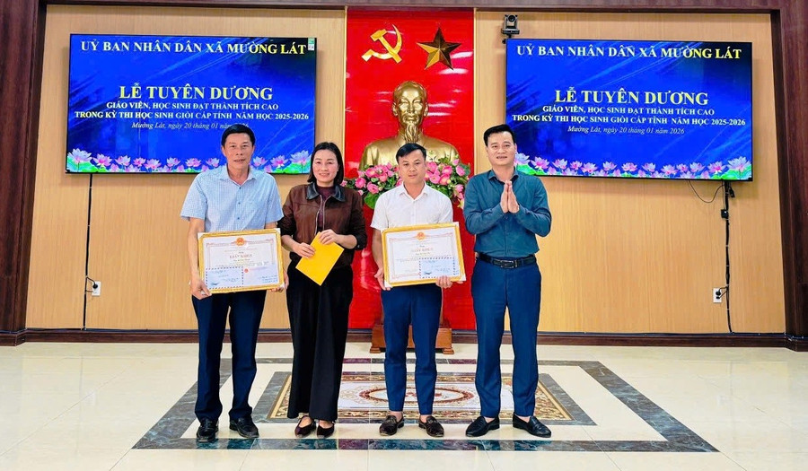 Thầy giáo Hà Văn Dàn (thứ 2 từ phải sang) nhận thưởng do Đảng ủy xã Mường Lát trao. Ảnh: NVCC nguoi-gieo-tinh-yeu-lich-su-noi-bien-gioi-1.jpg
