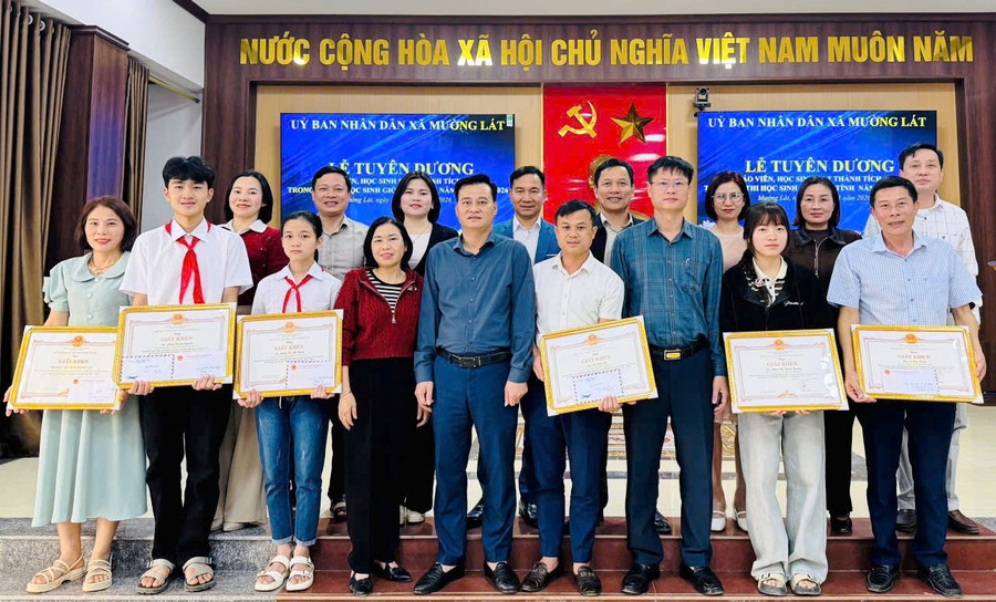UBND xã Mường Lát tuyên dương Trung Tâm Đăng Nhập MM88 Chính Thức Mới, MM886 slot game, bắn cá, lô đề, đá gà có thành tích cao trong năm học 2025 - 2026. Ảnh: NVCC nguoi-gieo-tinh-yeu-lich-su-noi-bien-gioi-3.jpg