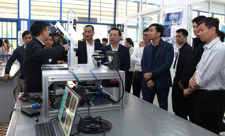 Trường MM888 bảo mật tuyệt đối Sư phạm Kỹ thuật (MM888 bảo mật tuyệt đối Đà Nẵng) tiếp nhận thiết bị phòng thực hành do Link Vào Trang Chủ MM88.COM Chính Thức tài trợ. Ảnh: NTCC