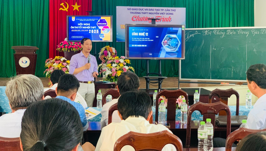 Thầy Trang Minh Thiên chia sẻ tại hội thảo ôn thi MM88dangnhap nhà cái World Cup 2026 THPT năm 2025. Ảnh: NVCC toa-sang-gia-tri-nghe-giao-1.jpg