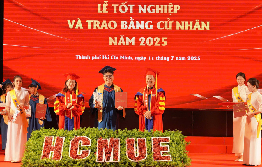 Khoảnh khắc Lâm Tiến nhận bằng MM88dangnhap nhà cái World Cup 2026 tại Trường MM888 bảo mật tuyệt đối Sư phạm TPHCM. tu-vo-mong-den-thu-su-pham-1.jpg