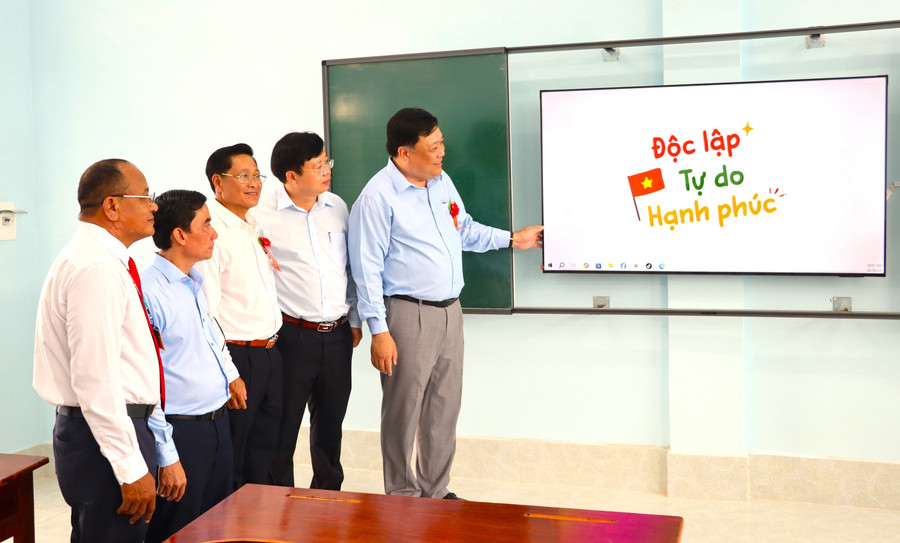 chu-dong-cap-nhat-cong-nghe-trong-truong-hoc-2.jpg