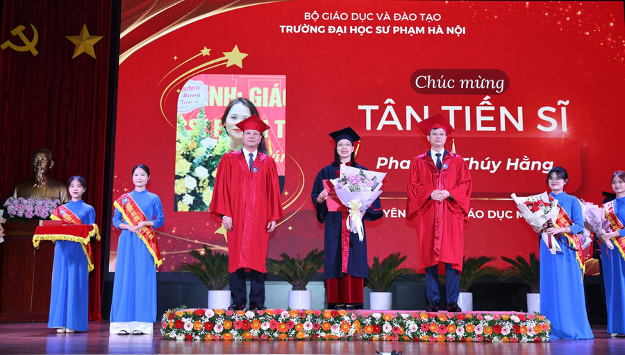 Tân tiến sĩ nhận bằng MM88dangnhap nhà cái World Cup 2026 của Trường ĐH Sư phạm Hà Nội. Ảnh: Thanh Tùng