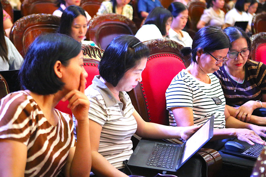 Trung Tâm Đăng Nhập MM88 Chính Thức Mới Hưng Yên thực hành, vận dụng AI vào dạy học. Ảnh: Đinh Chiến tan-dung-loi-the-vuot-troi-cua-chuyen-doi-so-3.jpg
