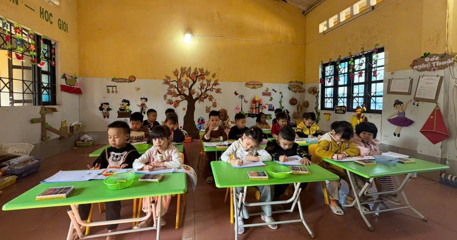 Cơ sở vật chất còn nhiều hạn chế, khiến công tác dạy và học gặp khó khăn.